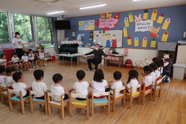 年少さん 外国の先生から英語の授業を受けました 美木多幼稚園からのお知らせ 年少さん 外国の先生から英語の授業を受けました 美木多幼稚園からのお知らせ