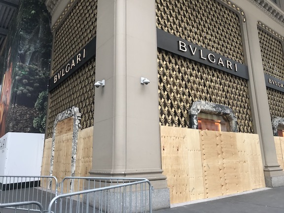 アートで蘇るNYの街角!さすがアレキサンダーワンはオシャレだった!_c0050387_15392368.jpeg