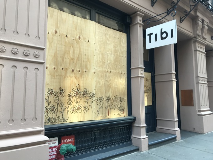 アートで蘇るNYの街角!さすがアレキサンダーワンはオシャレだった!_c0050387_15395795.jpeg