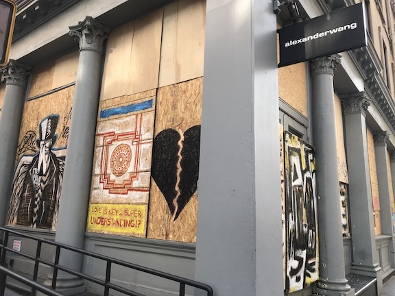 アートで蘇るNYの街角!さすがアレキサンダーワンはオシャレだった!_c0050387_15410327.jpeg