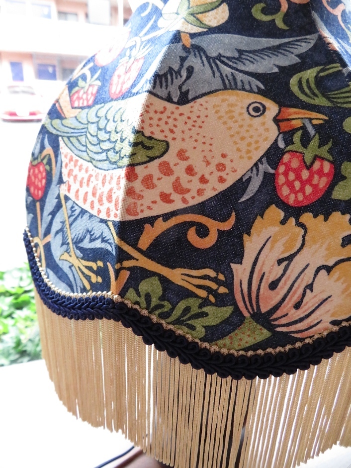ウィリアムモリスのテーブルランプ『いちご泥棒(インディゴ色)』アウトレット販売 モリス正規販売店のブライト_c0157866_16364490.jpg