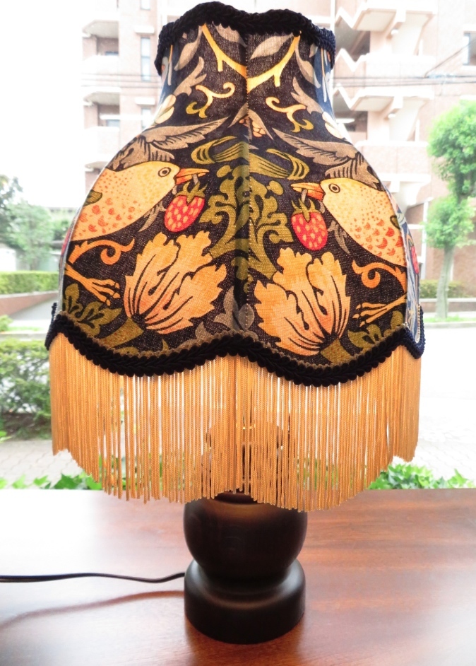 ウィリアムモリスのテーブルランプ『いちご泥棒(インディゴ色)』アウトレット販売 モリス正規販売店のブライト_c0157866_16370512.jpg