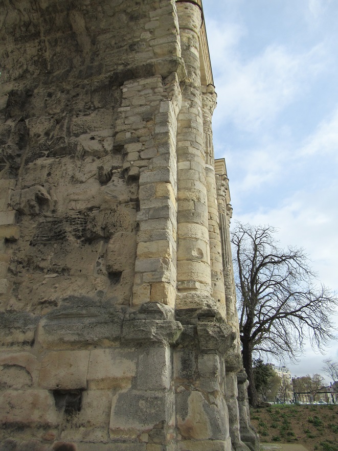 La Porte de Mars*古代ローマの凱旋門*見るほどに興味深い!_c0212604_2254833.jpg