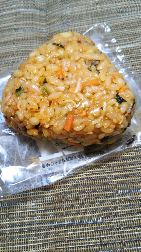 セブンイレブンで無料でゲットしたおにぎり2個_f0076001_23244865.jpg