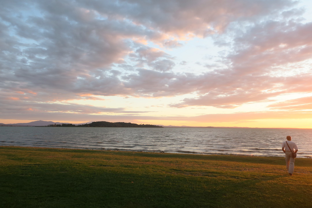 夕焼けのトラジメーノ湖で夕食を_f0234936_6201486.jpg