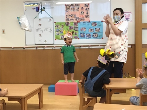 4月,5月,6月生まれのお誕生会(1・2歳児)_c0352066_16403439.jpg