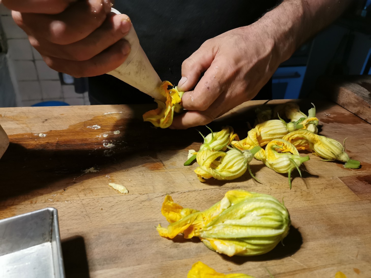 今のイタリアの旬の食べ物は・・・ズッキーニの花のフライ_f0106597_01071850.jpg