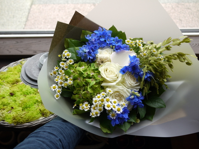 お誕生日の花束 青色が好きな方へ 青 白等 北2条にお届け 06 19 札幌 花屋 Mell Flowers