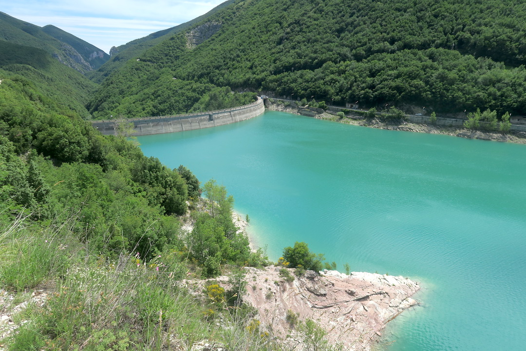 フィアストラ湖から不思議な岩 Lame Rosse へ、マルケ_f0234936_746253.jpg