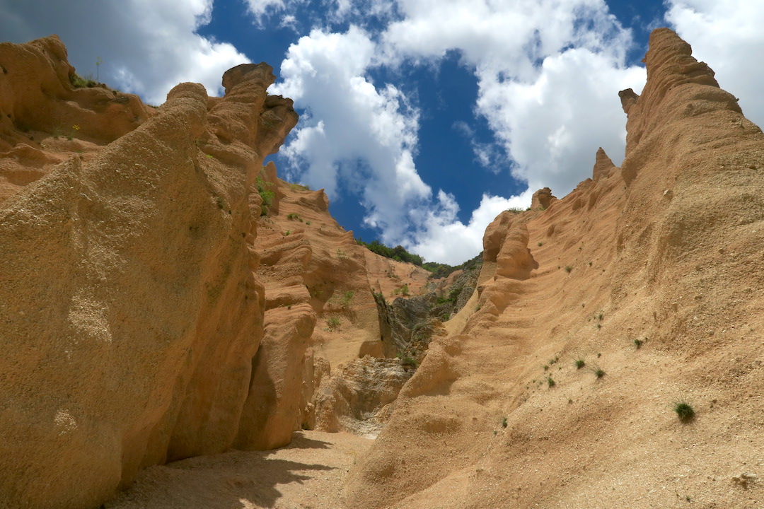 フィアストラ湖から不思議な岩 Lame Rosse へ、マルケ_f0234936_823884.jpg