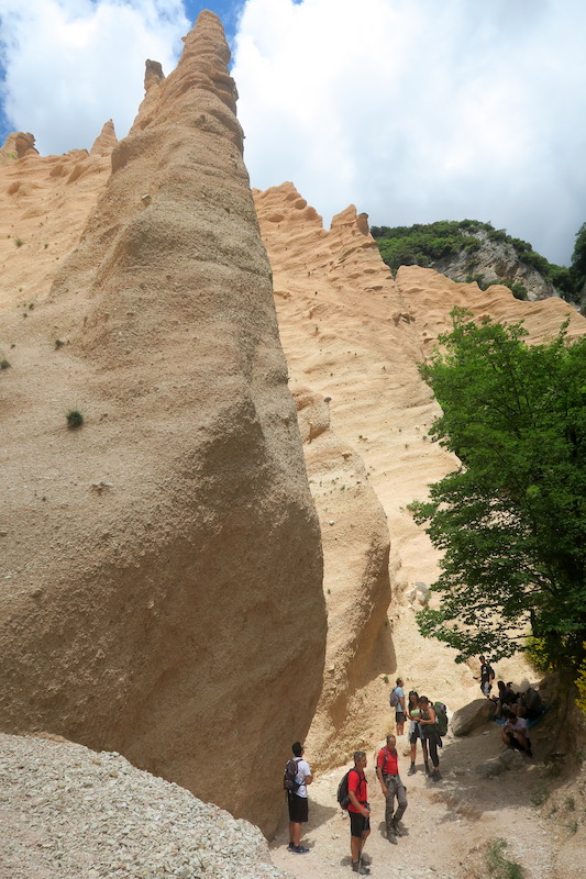 フィアストラ湖から不思議な岩 Lame Rosse へ、マルケ_f0234936_835432.jpg