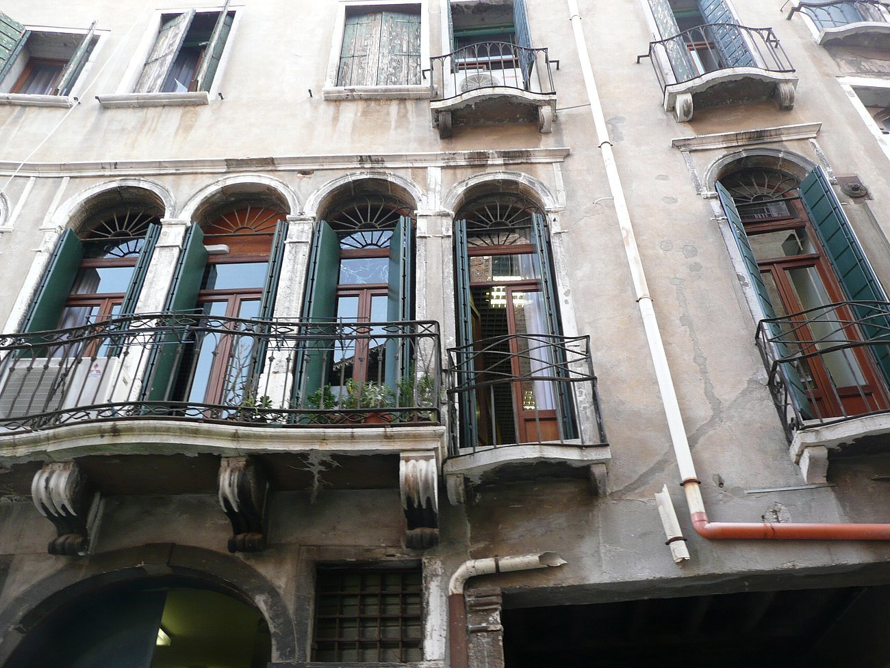 ヴェネツィアの町並み レトロな建物を訪ねて