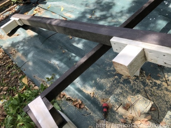 梅雨の庭しごと DIYでガーデンシェッドのウッドデッキ作り_c0293787_13034104.jpg