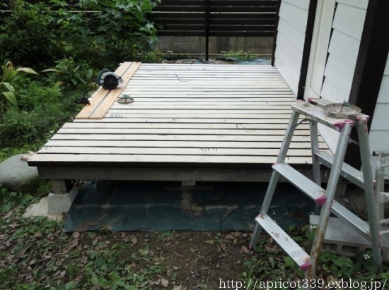 梅雨の庭しごと DIYでガーデンシェッドのウッドデッキ作り_c0293787_13052977.jpg