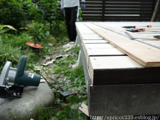 梅雨の庭しごと DIYでガーデンシェッドのウッドデッキ作り_c0293787_13071405.jpg