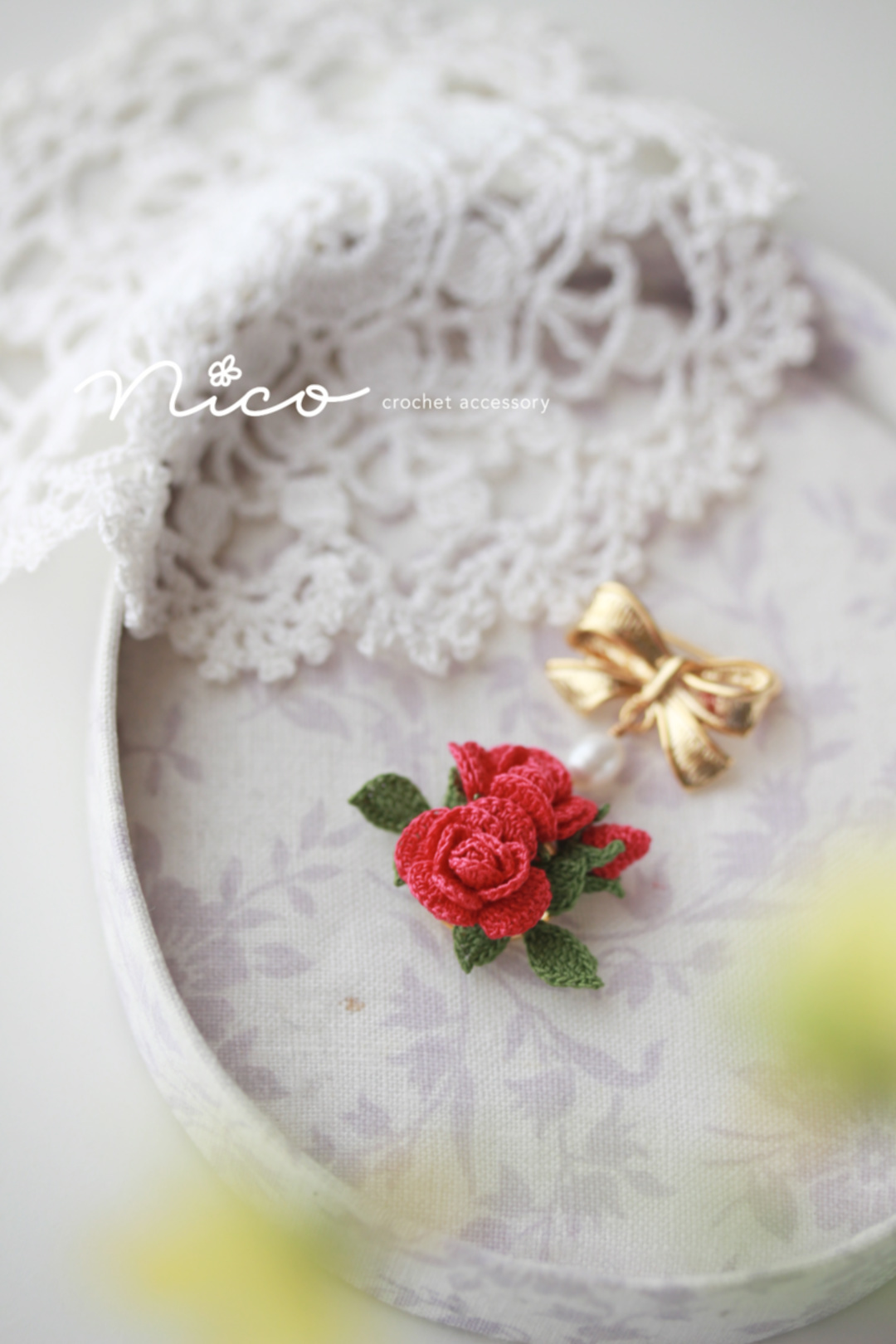 赤い薔薇と淡水パールの揺れるブローチ Nico ちいさな編み物たち