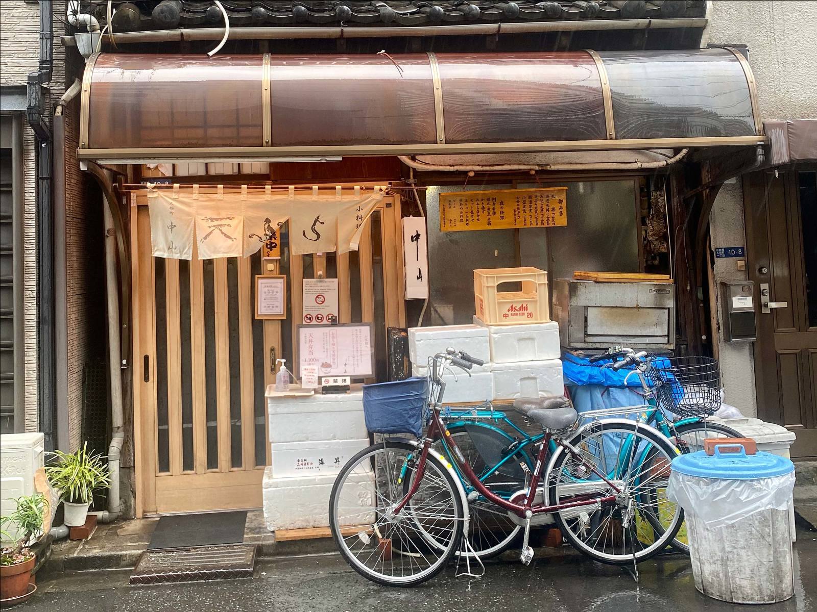 天ぷら 中山の黒天丼をテイクアウト 日本橋人形町 人形町からごちそうさま 天ぷら 中山の黒天丼をテイクアウト 日本橋人形町 人形町からごちそうさま