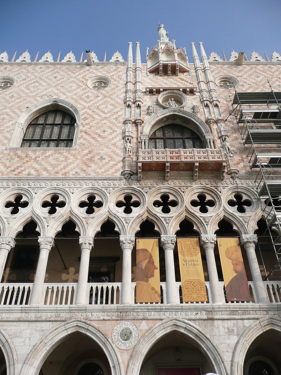 ヴェネツィアのサンマルコ広場 レトロな建物を訪ねて