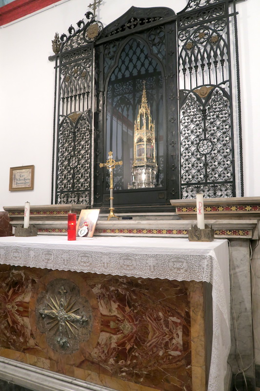 洗礼者聖ヨハネの日とその聖首を祀るローマの教会_f0234936_23381041.jpg