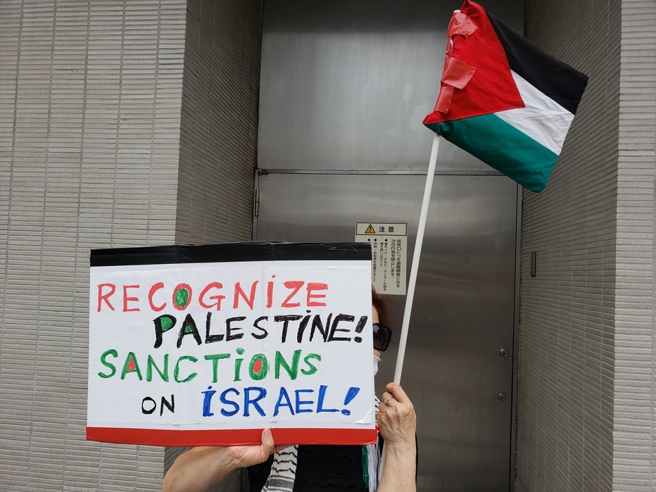 【報告】イスラエルのヨルダン川西岸併合に抗議して新宿で43人がスタンディング！_a0336146_00091110.jpg