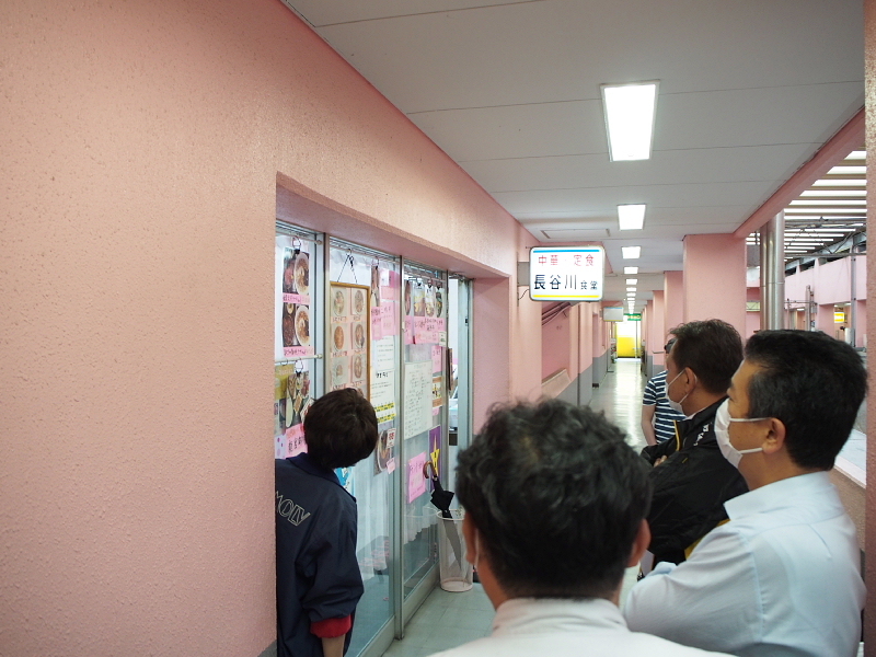 【これがマイクロツーリズムかも】市場潜入!長谷川食堂の「まぐろの漬け丼、ラーメンセット」を食す_b0008655_10212114.jpg