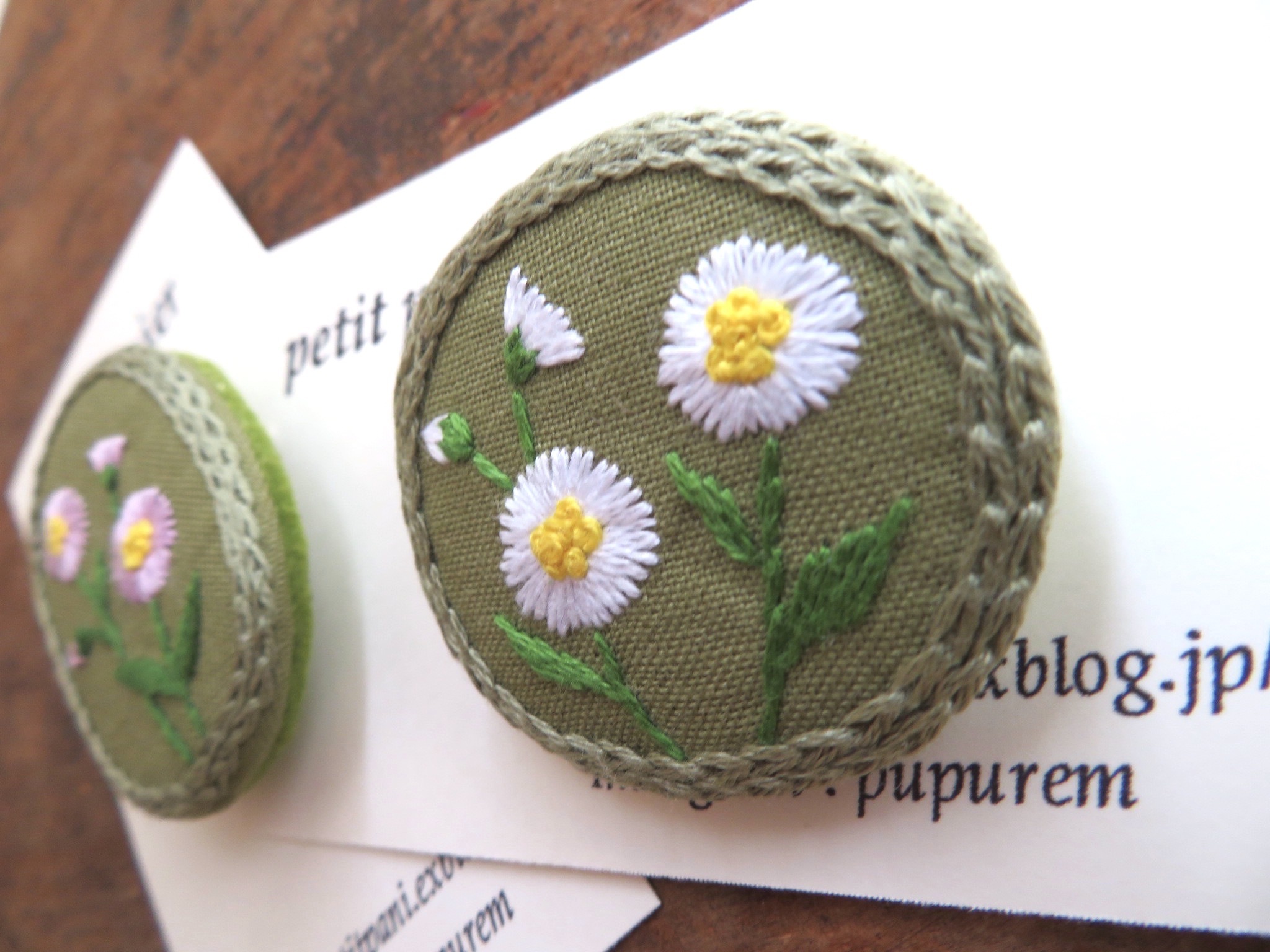 小さな刺繍で描く絵画、新色と新しいデザインと_f0129557_16264349.jpeg