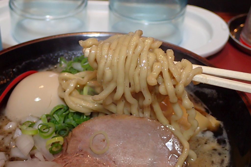 上島「豚鬼」で味玉黒豚骨_e0220163_17001648.jpg