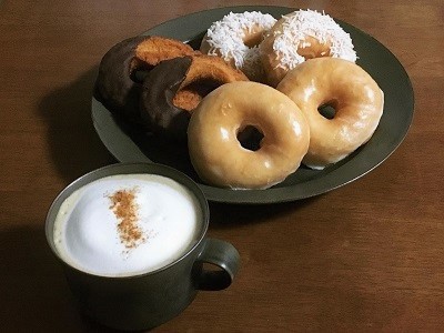 ドーナツ盛り合わせとカフェラテ♪_f0231189_19530447.jpg