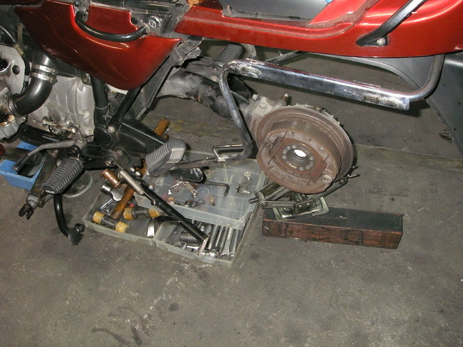 BMW R100RT ニュートラルスイッチよりオイル漏れ_e0218639_10090196.jpg