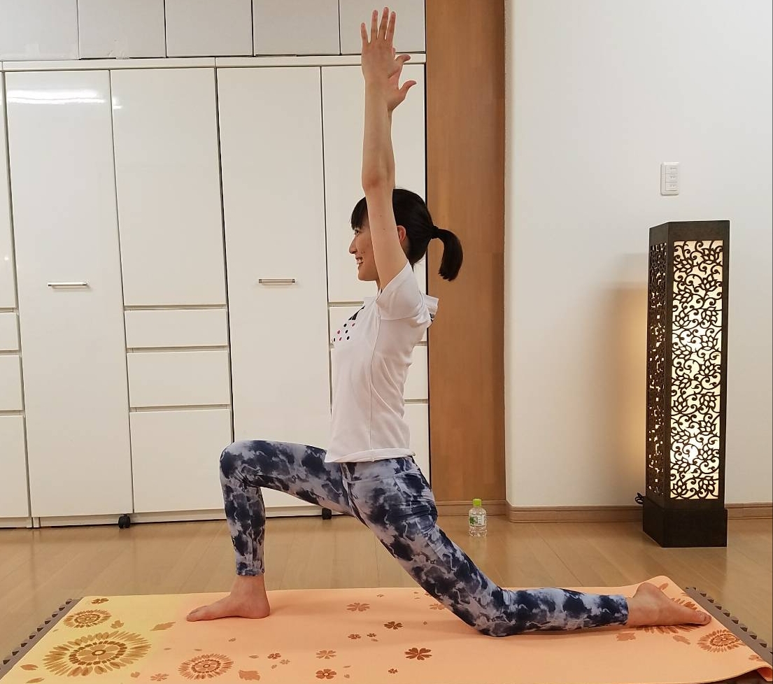 英雄のポーズ1から三日月のポーズ Dr Masumi Room 英雄のポーズ1から三日月のポーズ Dr Masumi Room