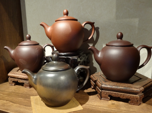 世界有名な 紫泥茶壷・急須 B10772 蓮浮文貼付：真作 小梅茶荘） : （茶壺のツボ 施釉陶