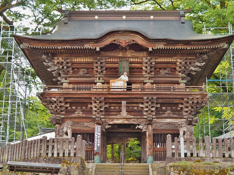 山門の板絵の補修が始まっています_c0336902_18561307.jpg