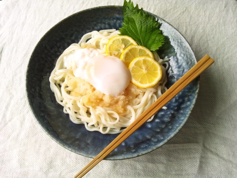 温泉卵載せの レモン風味おろしうどん Minha Praia