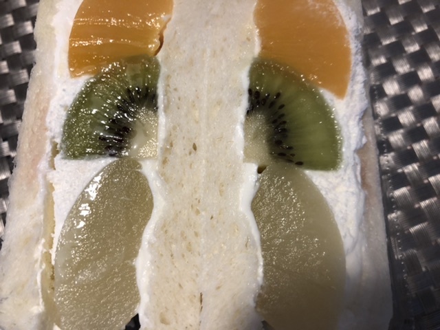 【ローソンのフルーツサンド・ももミックス】_b0009849_14351924.jpeg