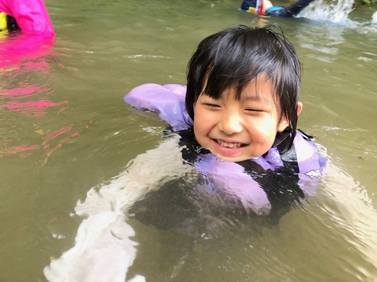 青空ようちえん〔週末〕かわであそぼう(6/28)久しぶりの親子川遊び。ちびっこから大人まで、泳いで、生き物を探して、ジャンプして!川をみんなで楽しみました。_d0363878_14561936.jpg