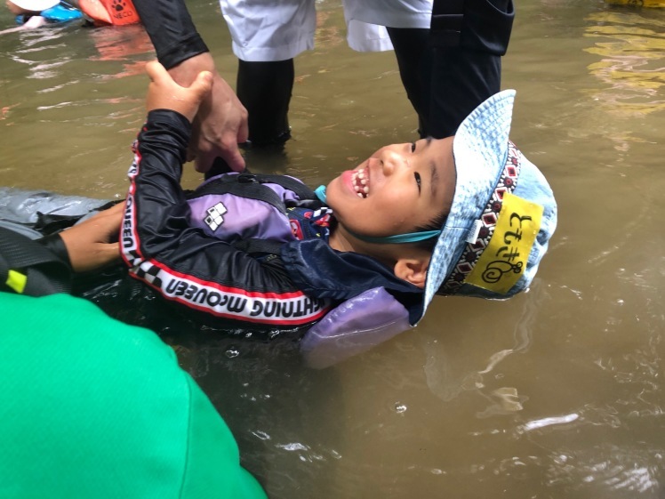 青空ようちえん〔週末〕かわであそぼう(6/28)久しぶりの親子川遊び。ちびっこから大人まで、泳いで、生き物を探して、ジャンプして!川をみんなで楽しみました。_d0363878_14561958.jpg