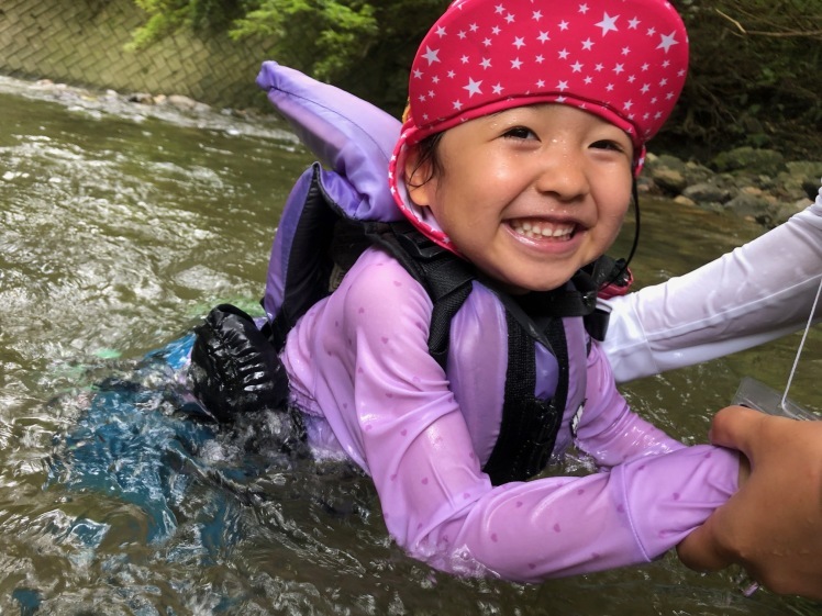 青空ようちえん〔週末〕かわであそぼう(6/28)久しぶりの親子川遊び。ちびっこから大人まで、泳いで、生き物を探して、ジャンプして!川をみんなで楽しみました。_d0363878_15050020.jpg
