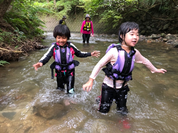 青空ようちえん〔週末〕かわであそぼう(6/28)久しぶりの親子川遊び。ちびっこから大人まで、泳いで、生き物を探して、ジャンプして!川をみんなで楽しみました。_d0363878_15050151.jpg
