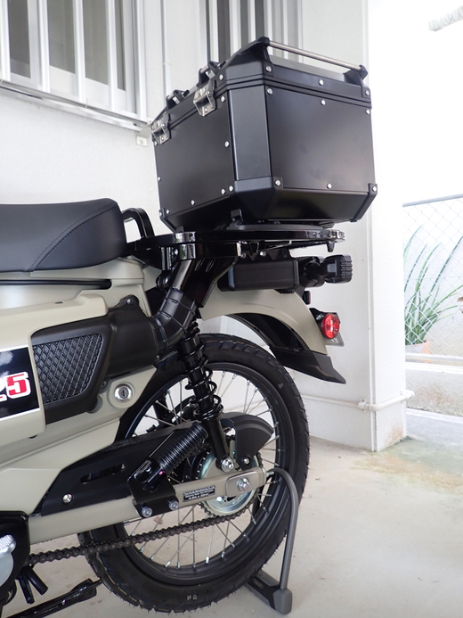 ハンターカブに GIVI のアルミケース。OBKN42。 : 沖縄の風