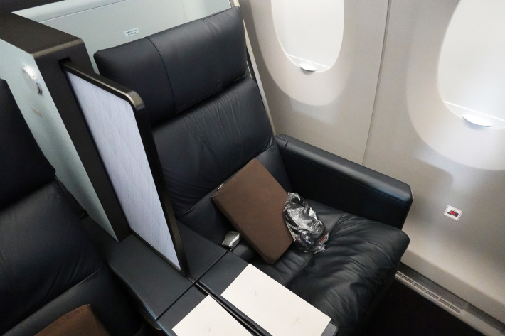 日本航空 JL904便 A350-900 ファーストクラスで那覇から羽田へ 当日アップグレード 那覇空港のダイヤモンド・プレミア ラウンジ_f0117059_20434114.jpg