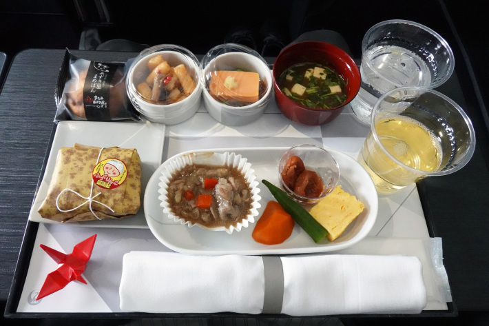 日本航空 JL904便 A350-900 ファーストクラスで那覇から羽田へ 当日アップグレード 那覇空港のダイヤモンド・プレミア ラウンジ_f0117059_20444072.jpg