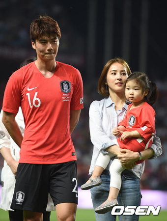 天然美人 ハン ヘジン 娘とツーショット スッピン 夫は8歳年下サッカー選手 危機を乗り越え 姉妹も美人 イギリス生活は大変 子供の顔 韓国 芸能人の紹介 整形 ｔｏｐ