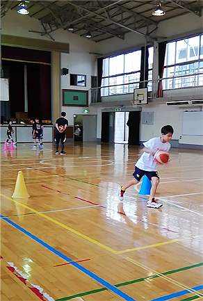 バスケの見学中、こっそり2分間トレーニングをしています_d0169072_22130031.jpg