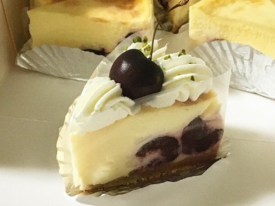 ベイクドチーズケーキとマンゴーロールケーキ_f0231189_22240146.jpg