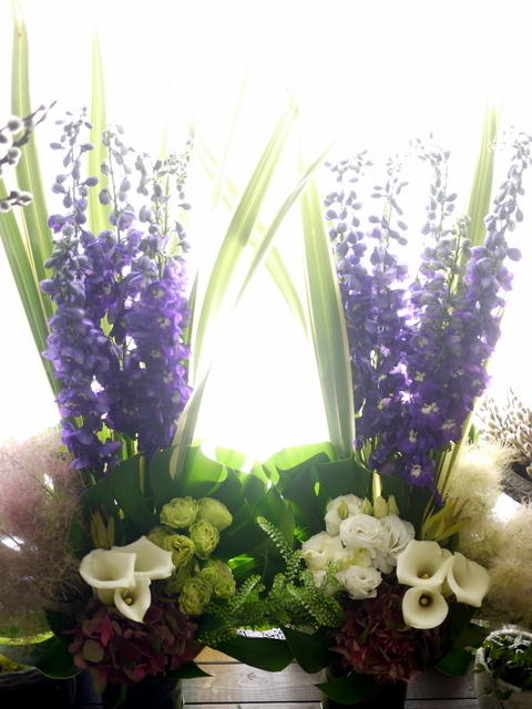 一周忌に一対のアレンジメント 少し感じ変えて 高さ出して 紫陽花使って 季節のお花 初夏らしい爽やかな感じ 百合は使わず 豊平8条にお届け 07 03 札幌 花屋 Mell Flowers
