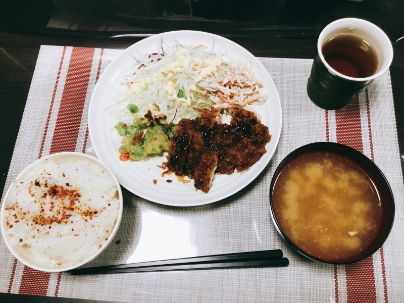 ひまわり荘夕食 豚カツ えんどう豆の天ぷら サラダ 豚汁 今日の献立