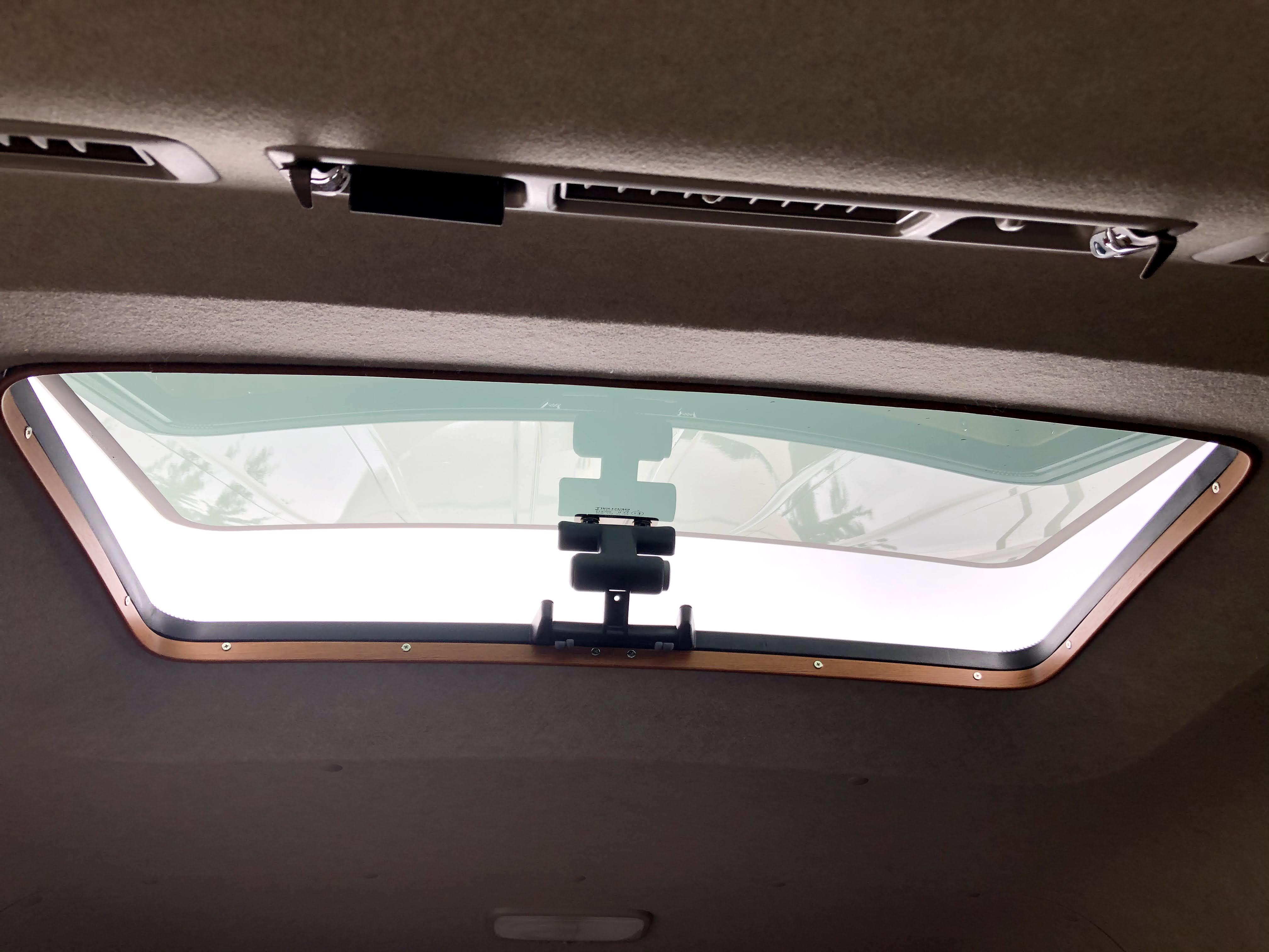 ハイエースに後付けサンルーフで車内を明るく スタッフブログ ハイエースに後付けサンルーフで車内を明るく スタッフブログ