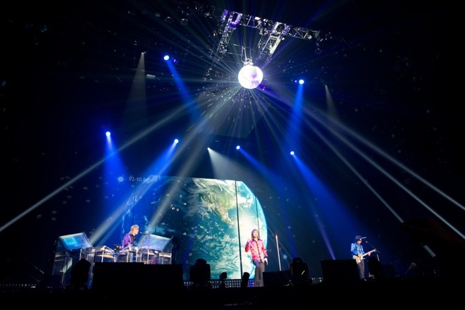 TM NETWORK「WE LOVE THE EARTH」:ハウス・ミュージックとポップスが交錯し、二人の世界を描く「踊れるラブソング」_b0078188_21314910.jpg