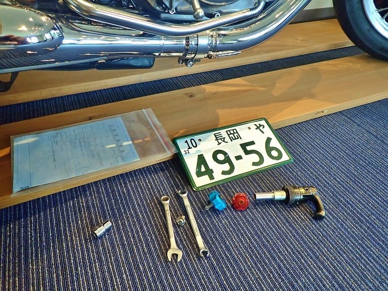 SR400にナンバープレートを再装着しました!_c0336902_17564818.jpg
