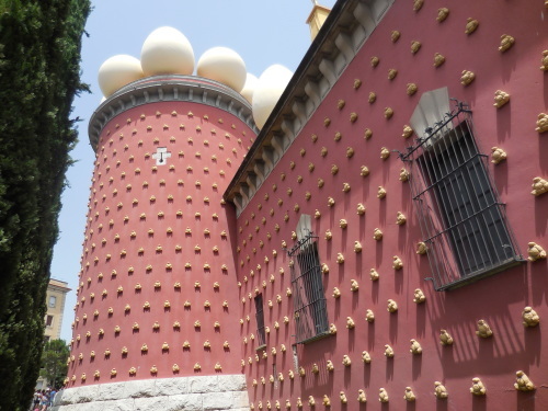 スペイン フランス国境に近いフィゲラス Figueres のダリ劇場美術館 カダケス Cadaques のポルトリガドのダリの家へ Souvenir Inoubliable